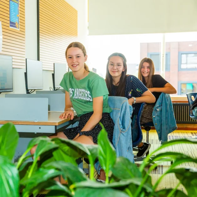 3 scholieren achter computers