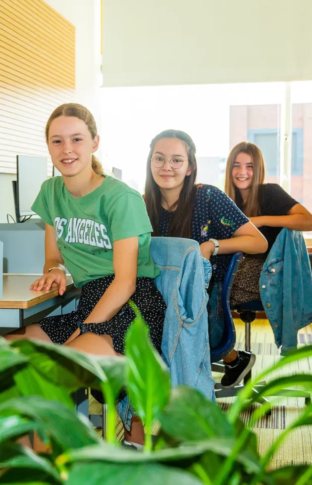3 scholieren achter computers