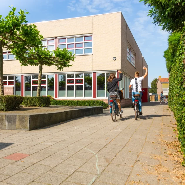 Leerlingen fietsen school Driestar-Wartburg