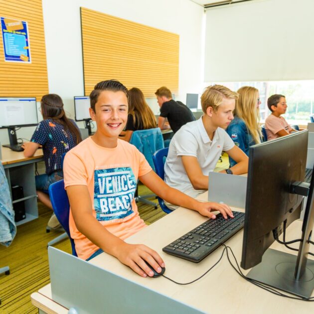 Leerlingen computer Driestar Gouda Driestar-Wartburg
