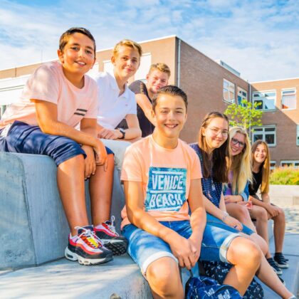 Leerlingen buiten Driestar Gouda Driestar-Wartburg