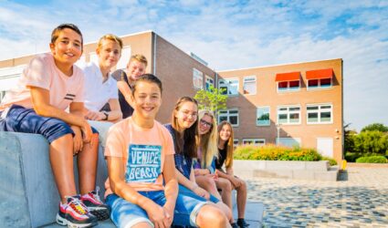 Leerlingen buiten Driestar Gouda Driestar-Wartburg