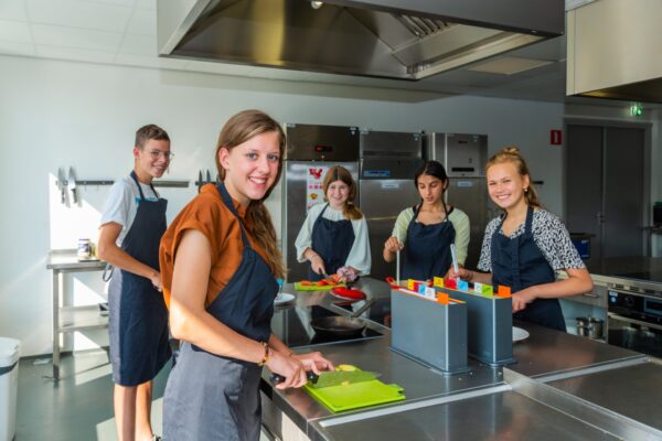 Leerlingen koken Driestar Gouda Driestar-Wartburg