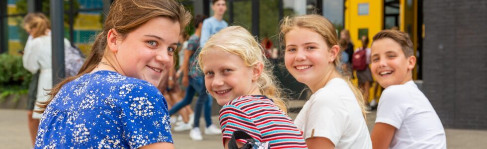 Leerlingen schoolplein Guido de Bres Driestar-Wartburg