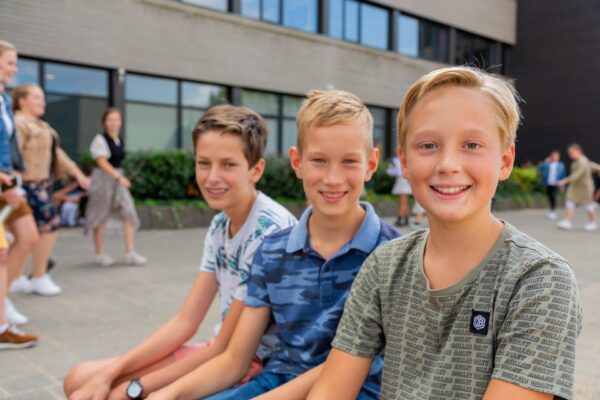 Leerlingen jongens schoolplein buiten Guido de Bres Driestar-Wartburg
