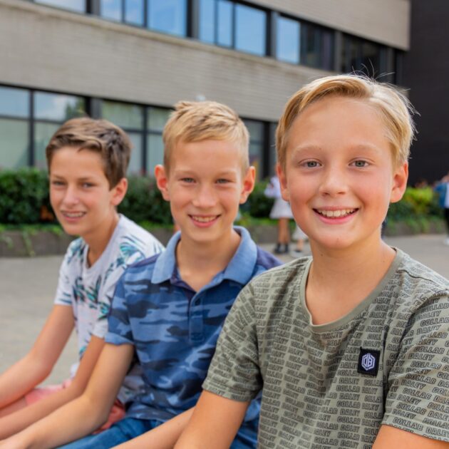 Leerlingen jongens schoolplein buiten Guido de Bres Driestar-Wartburg