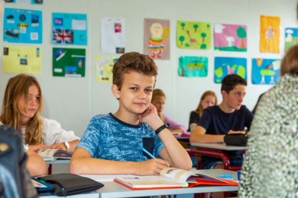 Leerling jongen klaslokaal Revius Driestar-Wartburg