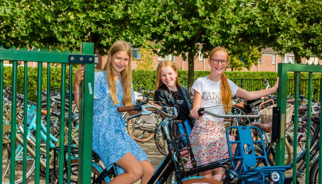 Leerlingen meiden fiets Revius Driestar-Wartburg