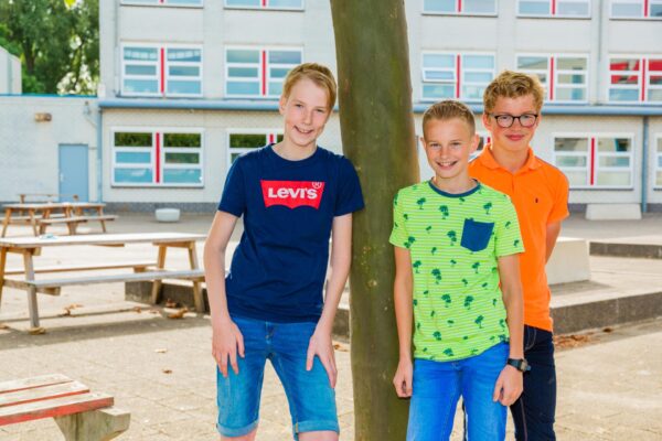 Leerlingen jongens plein Revius Driestar-Wartburg