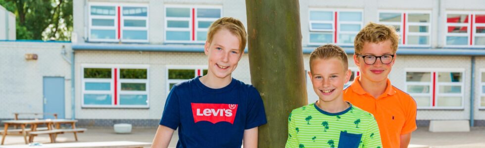 Leerlingen jongens plein Revius Driestar-Wartburg