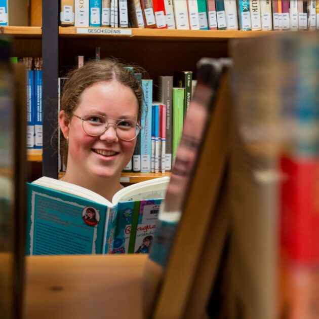 Leerling meisje boek Revius Driestar-Wartburg