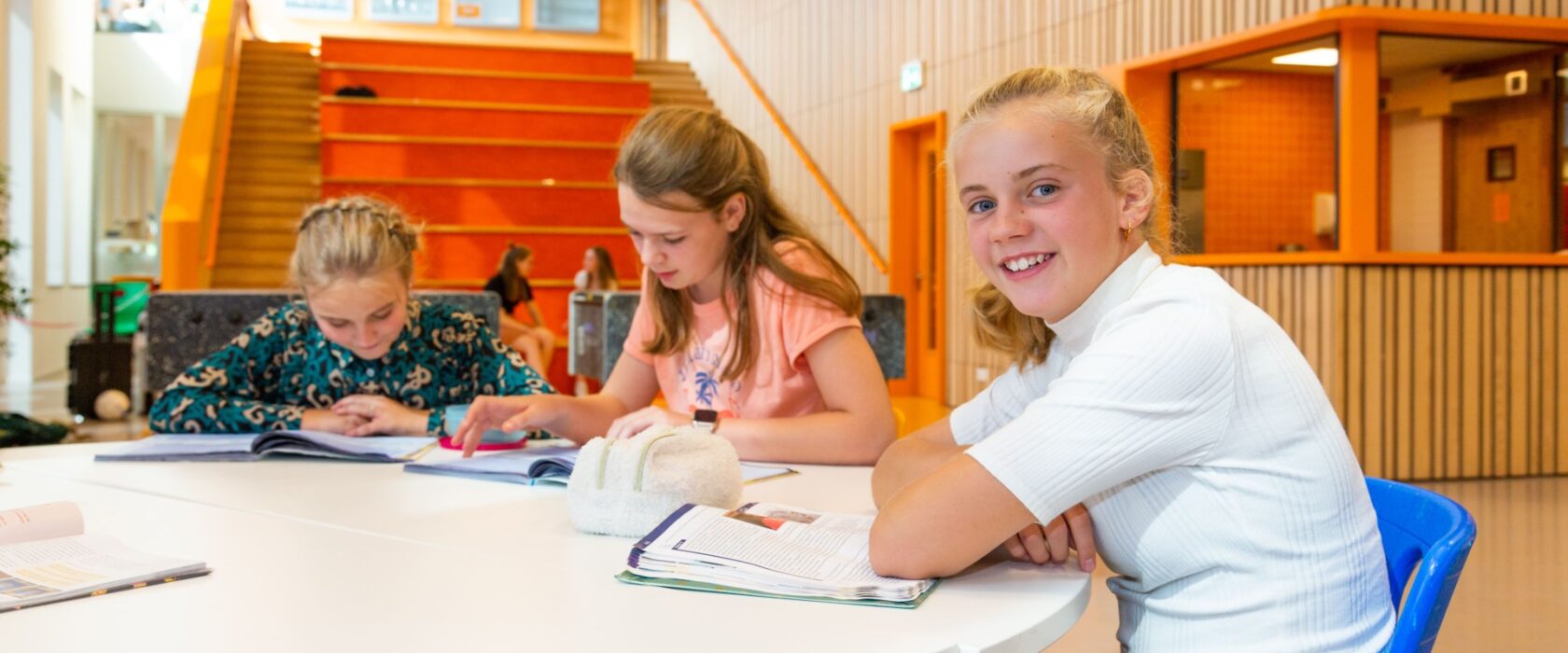 Leerlingen meiden aan tafel Driestar Leiden Driestar-Wartburg
