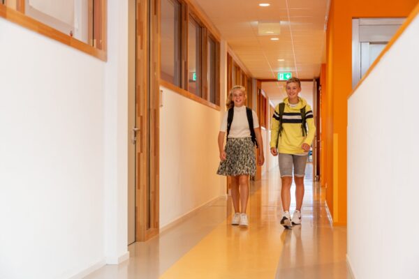 Leerlingen jongen meisje gang Driestar Leiden Driestar-Wartburg